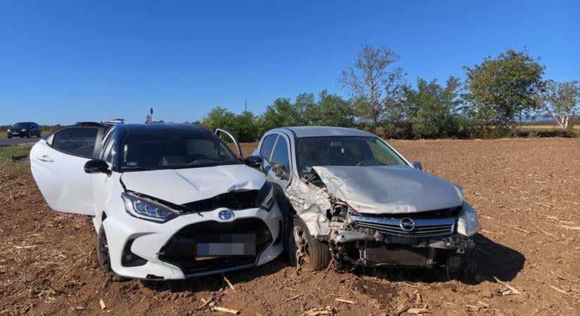 Autók ütköztek, teljesen le kellett zárni a 86-os utat - helyszíni fotók