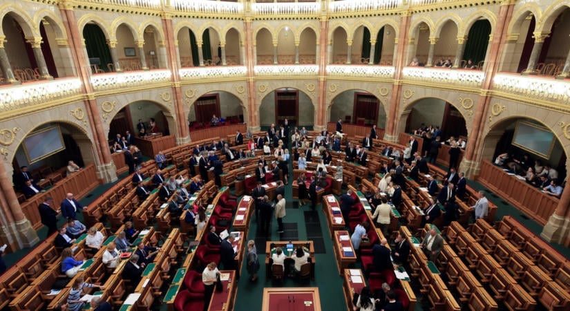 Két ülést is tart hétfőn a parlament: a három mentelmi ügy után a legfőbb ügyész személyéről is dönthetnek