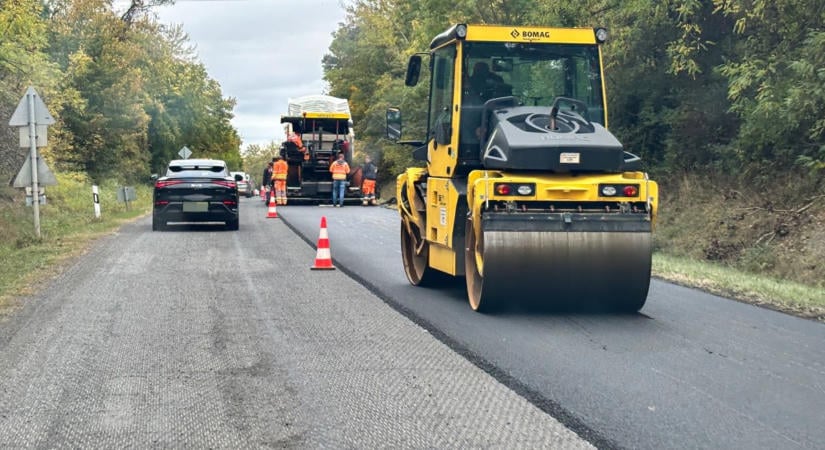 Ezt is megértük: nem négysávos, de lassacskán sima úton autózhatunk a 8-as főúton (galéria)