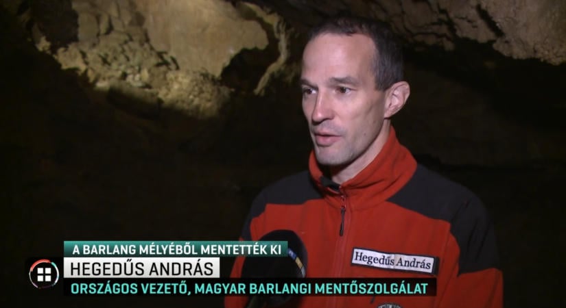 Videón, ahogy egy 30 éves nőt mentenek ki hordágyon a Mátyás-hegyi barlangból