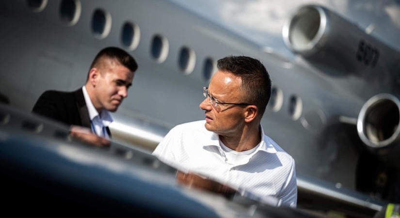Szijjártó fényűző repülőútjaival az ügyészségnek is lenne dolga
