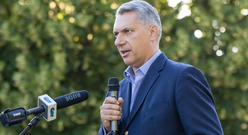 Magyar Péter légi felvételt tett közzé Áder János villájáról, a drónvideóról utóbb kiderült, hogy a Kétfarkú Kutya Párt készítette