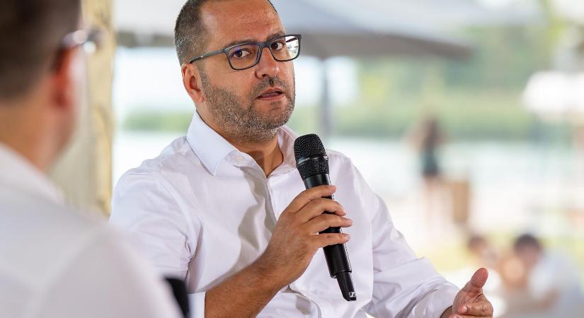 Lánczi Tamás teljesen kiborult, amiért kérdésekkel provokálta egy újságíró