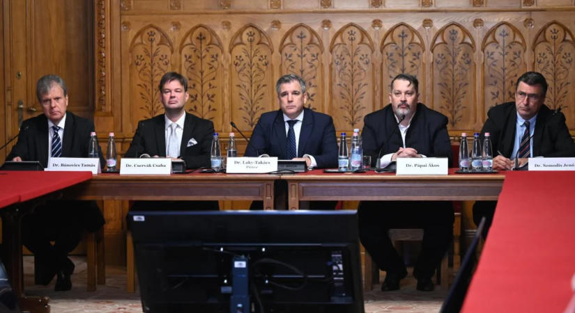 A Szent Korona-tanhoz való visszatérést szorgalmazza Laky-Takács Péter