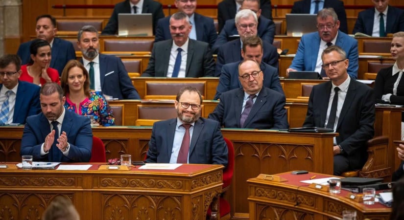 Jó, ha tudják a nyugdíjasok, van egy kis gond a 2027-es nyugdíjemeléssel: Kármán András előre szólt, hogy most nem kap mindenki ugyanannyit – ez Orbán Viktornak se sikerült