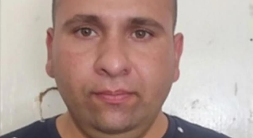Autóval hajtott fel a HÉV peronjára, majd elütötte ismerősét – körözik ezt a férfit