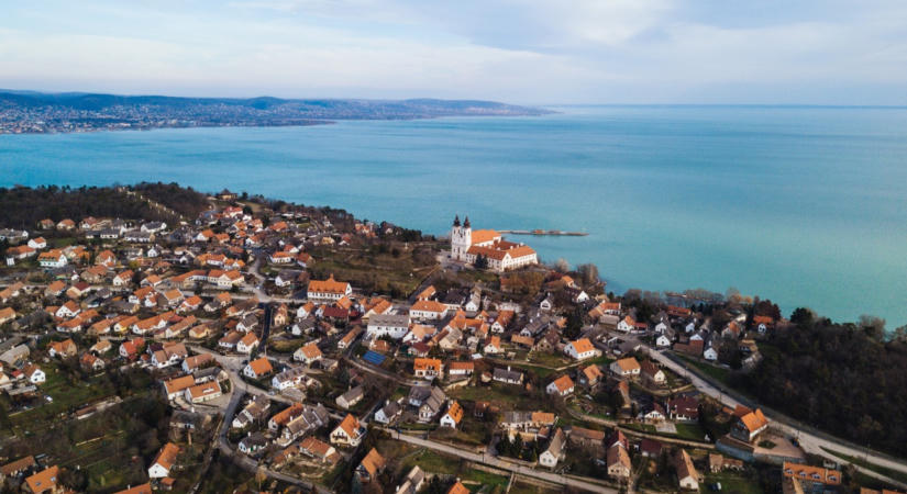 Nagy nap lesz szerdán Tihanyban, megtudják az emberek, mi minden változik a településen