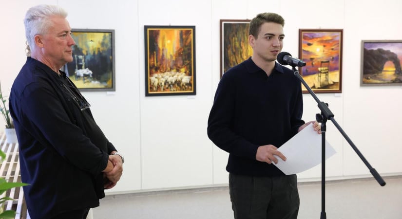 Hobbinak indult, majd hivatássá vált számára a festészet - kalandozó alkotó képei a falakon (képgaléria)
