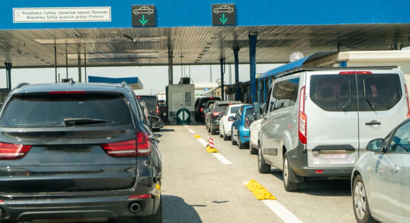 Őrület! Kézigránátot erősített az autójára ez a magyar férfi, a határátkelőnél fülelték le: kész csoda, hogy nem történt nagyobb baj