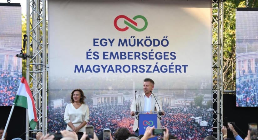 Balhé Magyar Péter országjárásán, rendőrök tepertek le egy férfit, aki tojást dobott a miniszterelnök felé