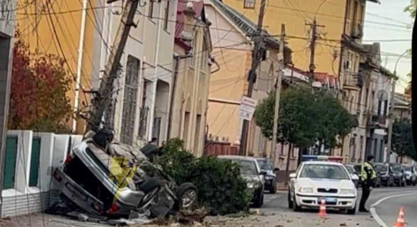 Oszlopnak ütközött, majd felborult egy autó Ungváron, két férfi megsérült
