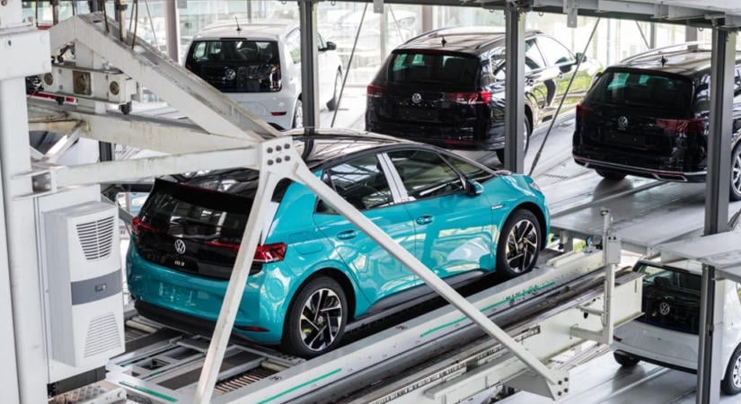 Kigyulladhat az akkumulátor: hetvenezer Volkswagen villanyautót rendelnek vissza