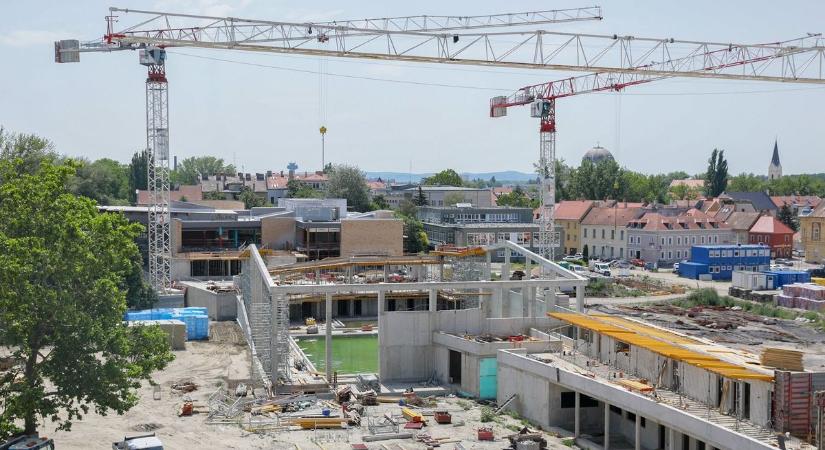 Guinness-rekorder részlettel épül a győri csúszdapark