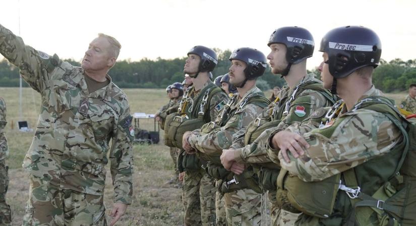 A dékán szeme láttára ugrottak a mélybe hallgatók Szolnokon