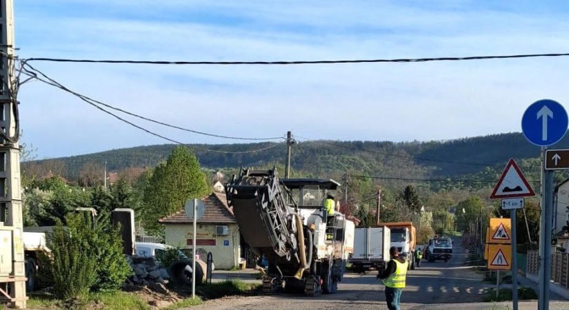 Fénycsőtörmelék és higanyszennyezés volt a Pest megyei Penc aszfaltjában