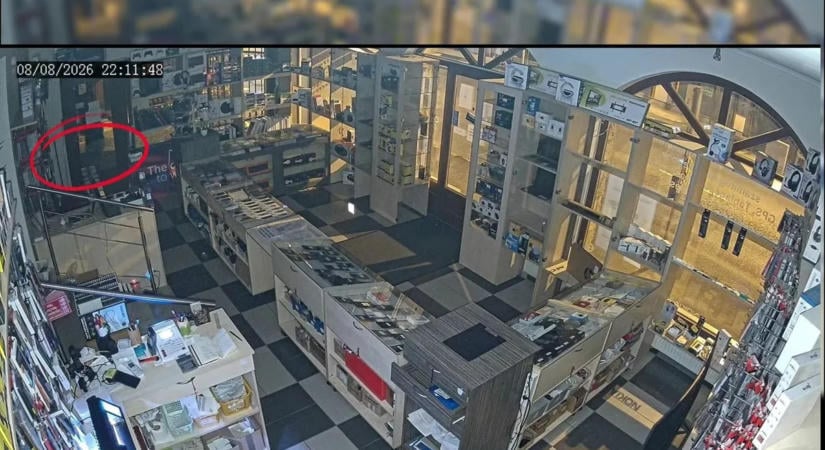 Rablás: fél perc alatt több mint négymilliós kárt okoztak egy balassagyarmati telefonboltban - videó