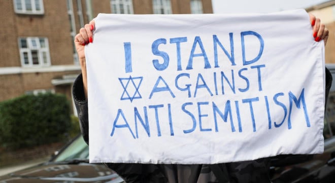 „Rendszerszintű válság” – állítja egy új vizsgálat a brit egészségügyben elterjedt antiszemitizmusról