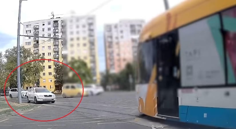 Nem zavarta, hogy jön a villamos – hajmeresztő manőver Debrecenben