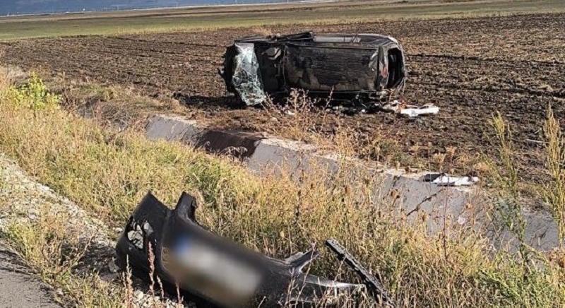 Hét sérültet szállítottak kórházba, miután egy autó szántóföldre borult