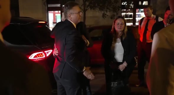Miután elbúcsúzott a családjától, a fuvarosa faképnél hagyta Hankó Balázst
