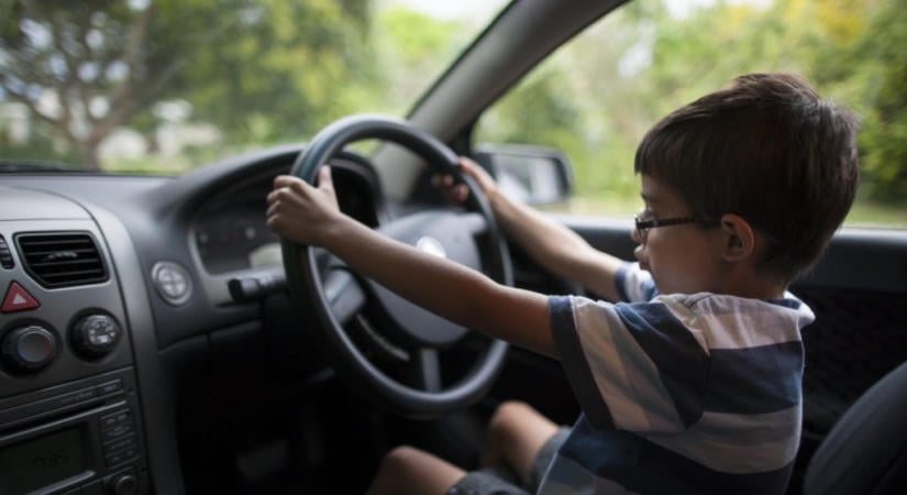 Nyolcéves kisfiú vezetett autót Sümegen, az anyja adta oda neki a kocsikulcsot