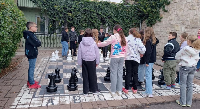 Eddig csak a sakktábla volt meg, most már játszhatnak is rajta a miskolci diákok – fotókkal