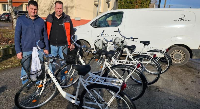 Új kerékpárokat kaptak a házi segítségnyújtásban dolgozók