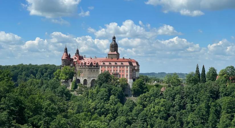 Az Óriás-hegység, ahol Hitler kastélybunkere versenyzik a turistákért egy természetes sziklalabirintussal