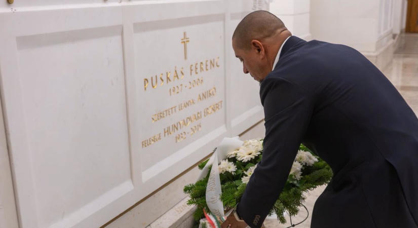 Roberto Carlos és a Real Madrid igazgatója megkoszorúzta Puskás Ferenc sírját – videó