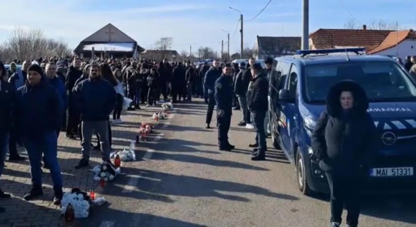 Lincshangulat Csenében: tojással és petárdával dobálták a szabadon engedett 15 éves otthonát