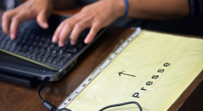 Telefonon kért bocsánatot a Belügyminisztérium a kékharisnyának nevezett újságírótól