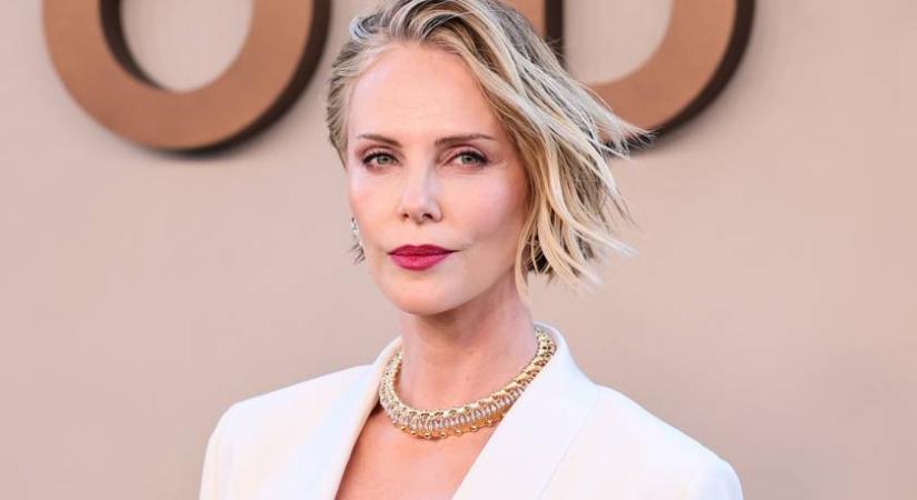 Charlize Theron lánya gyönyörű tini lett: Jacksonnal az Odüsszeia New Yorki-i premierjén jelent meg