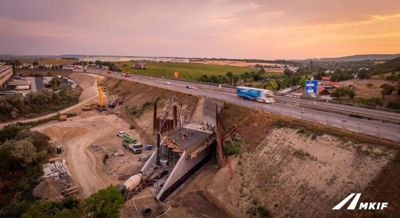 Friss fotók az M1-es bővítéséről: nemsokára újra megnyílik egy forgalmas út Biatorbágynál