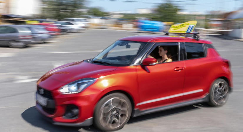 Kétszer is megbukott a forgalmi vizsgán az oktató, aki másnak próbált jogosítványt szerezni