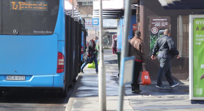 Hat órán át műtötték a kislányt, akit a busz ütött el Zuglóban