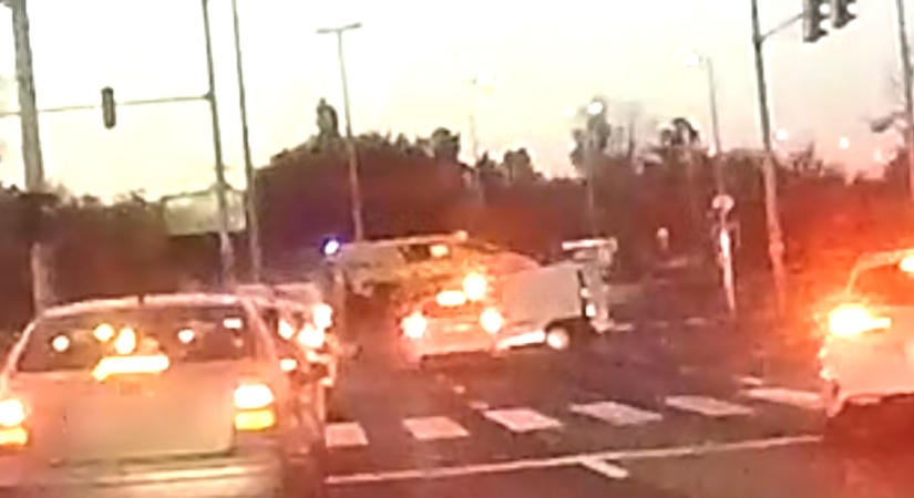 Egy pillanat alatt az oldalára borult a mentő, videón a budapesti karambol