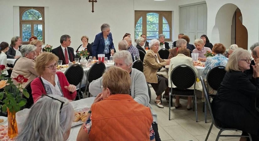 A szépkorúakat ünnepelték a szolnoki Vártemplomban – galériával