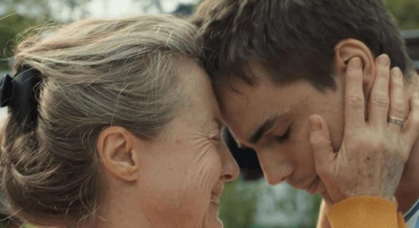 Az elengedés nehéz: egyedül nevelte fel anya a fiát - megnéztük az új magyar sikerfilmet, a Mommy Blue-t, filmkritika