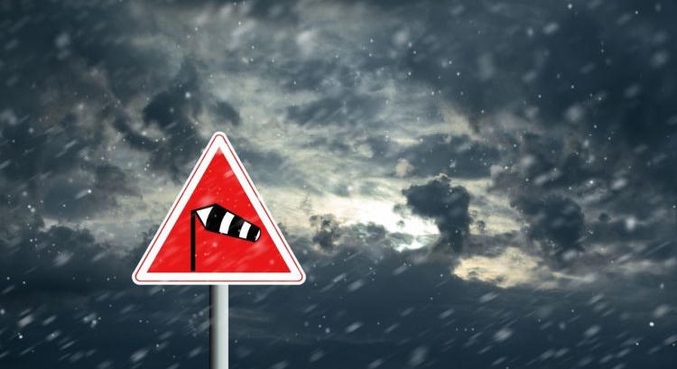 Viharos fordulat: 90 km/órás széllel érkezik a front!