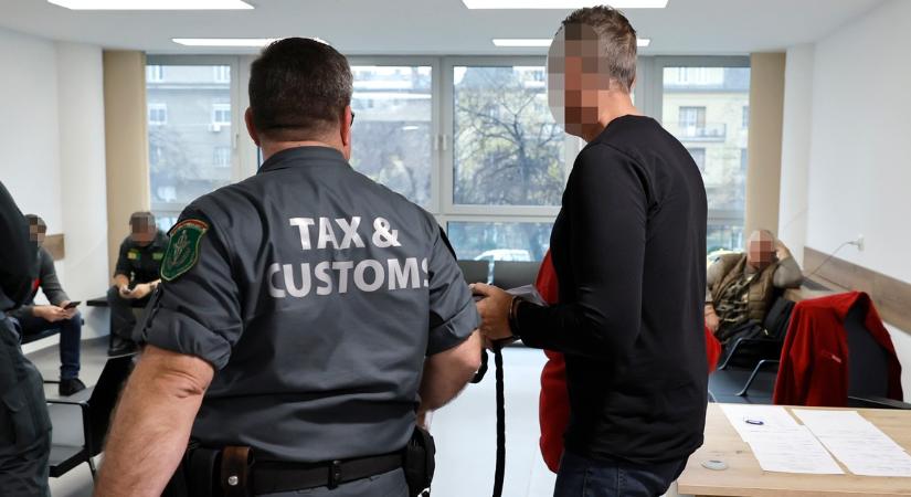Megszűnt az adócsalási ügybe keveredett ralibajnok bűnügyi felügyelete