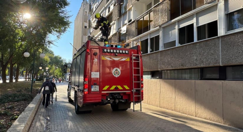 Drámai pillanatok a Hajdú-Bihari városban: létrán jutottak be a tűzoltók a harmadik emeleti lakásba – fotókon és videón az akció