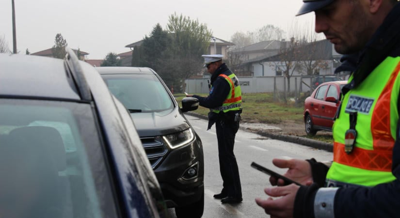 Ezért sem szabad forgalomból kivont autóval menekülni a rendőrök elől