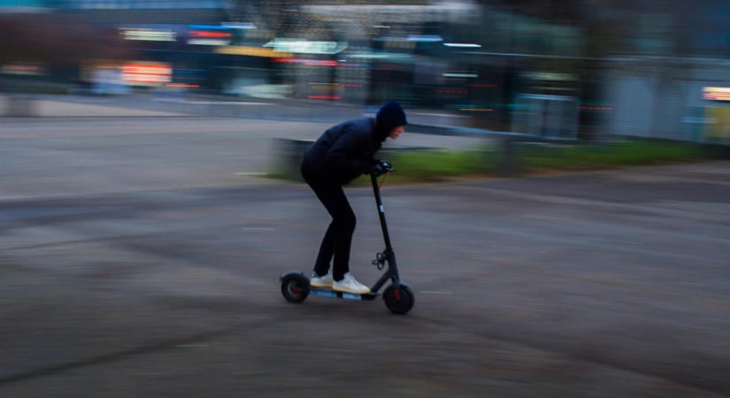 Maximális sebesség, alkoholtilalom – itt van az e-rolleres szabályozás tervezete, sok változás jön