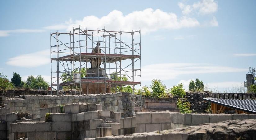 Újjászületik az egri vár ikonikus szobra – ezt találták a restaurálás közben