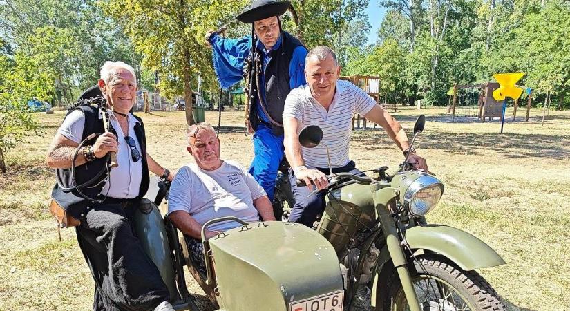 Időutazás a Parkerdőben: valódi relikviák érkeztek Abonyba