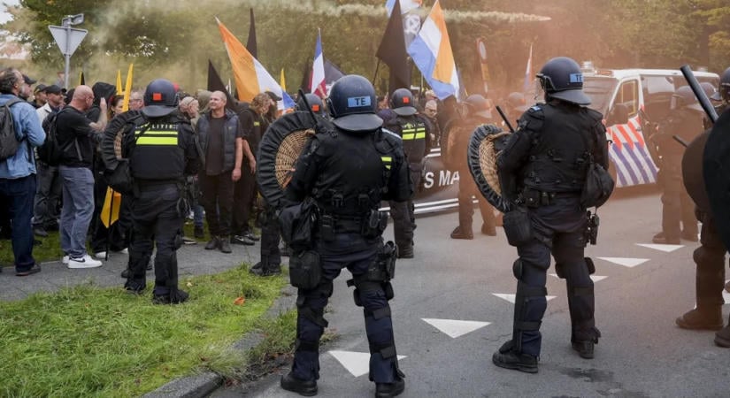 Szélsőjobboldali tüntetők összecsaptak a rohamrendőrséggel Hágában
