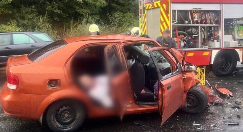 Tragédia a Kijev-Csap úton: két kamionnal ütközött egy Chevrolet, utasa meghalt