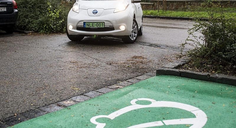 Hamarosan lejár a plug-in hibridek zöld rendszámának határideje