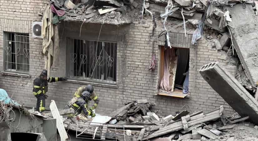 Lakóházakat bombáztak az oroszok Zaporizzsjában, legalább tizenöten meghaltak