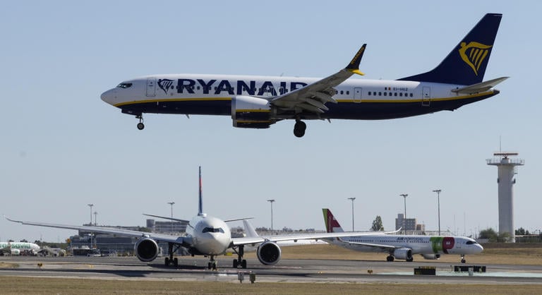 Egymás után két Ryanair-gépbe csapódott madár Budapesten, lezárták a kifutópályát